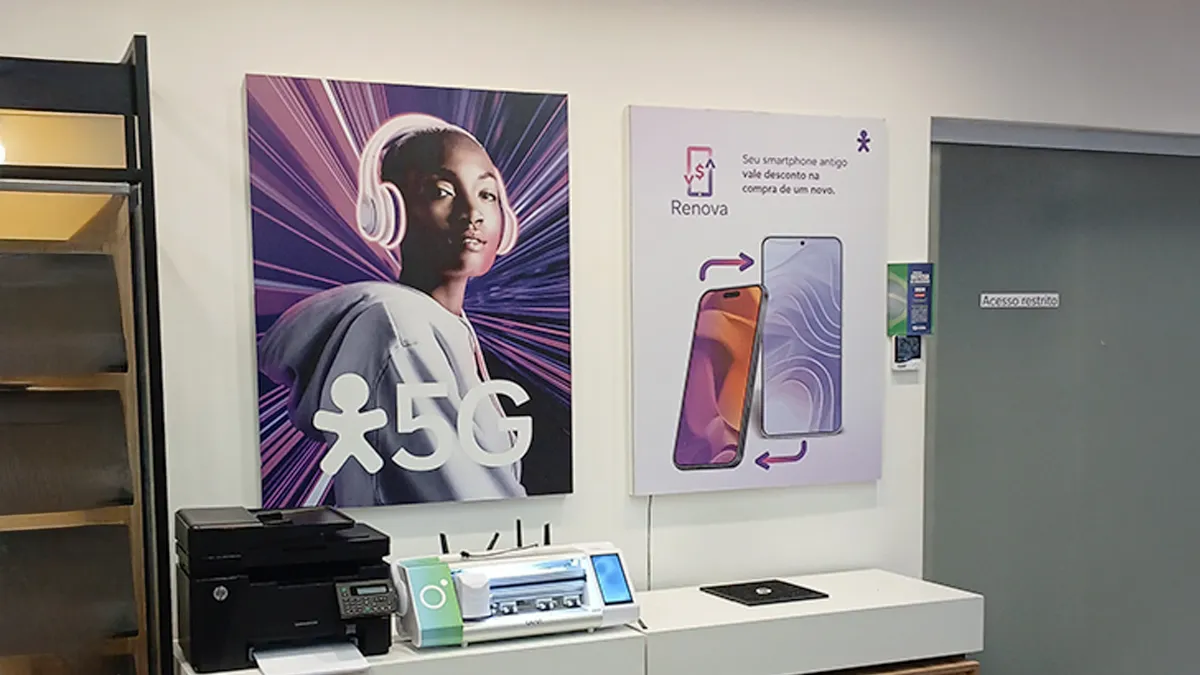 Adesivo em quadros de marketing · Vivo, Brasília Shopping