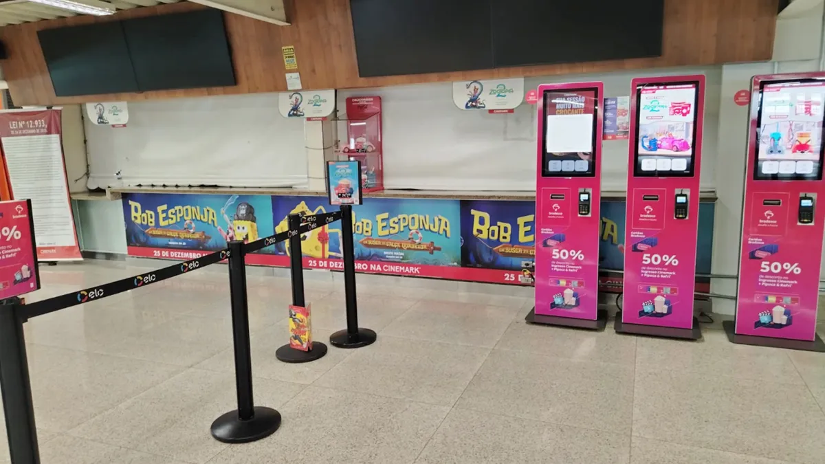Adesivo de balcão e totens · Cinemark