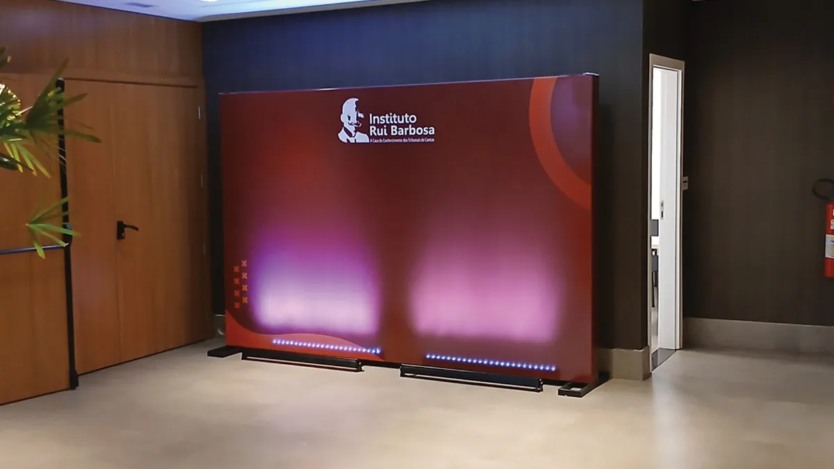 Backdrop com iluminação · Instituto Rui Barbosa