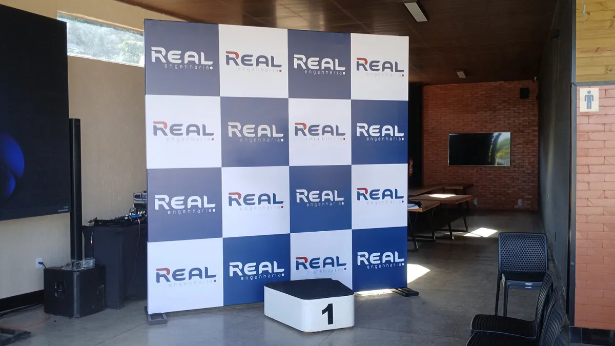 Backdrop e tablado · Real Engenharia