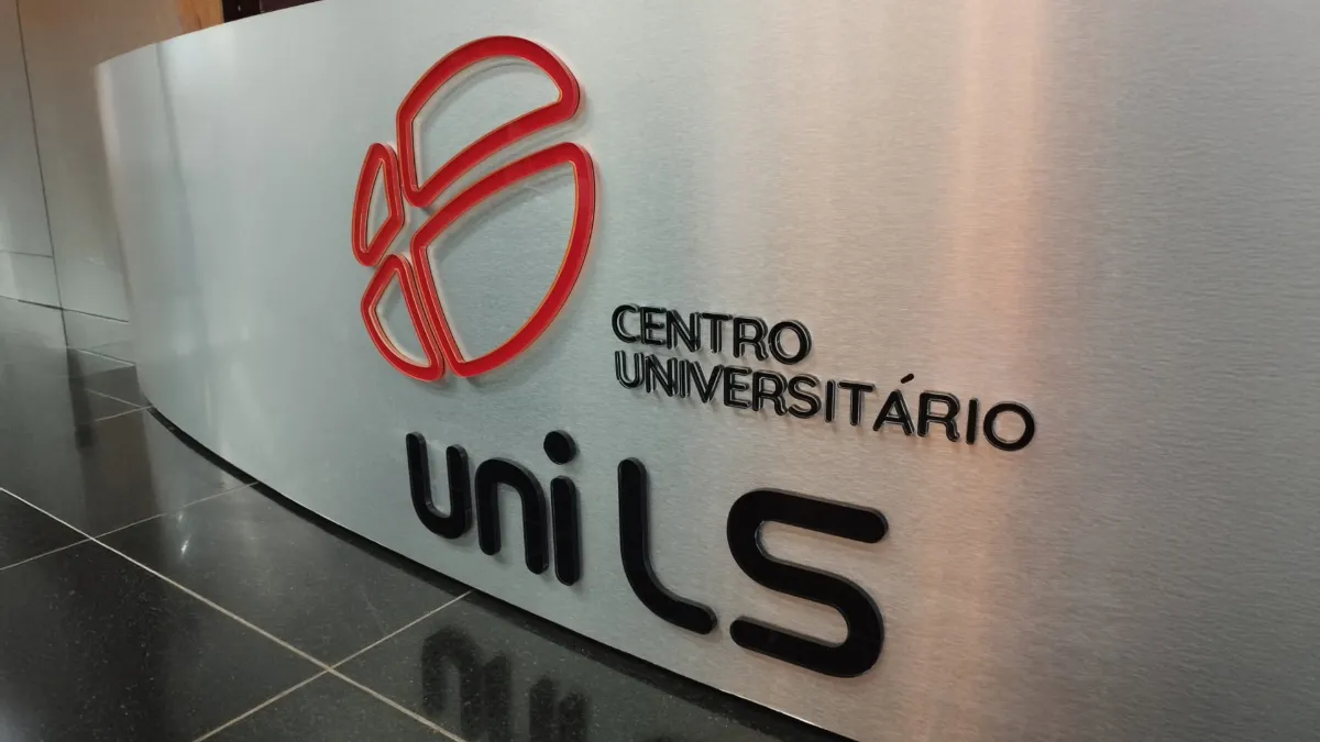 Logotipo em acrílico em balcão de aço escovado · UniLS