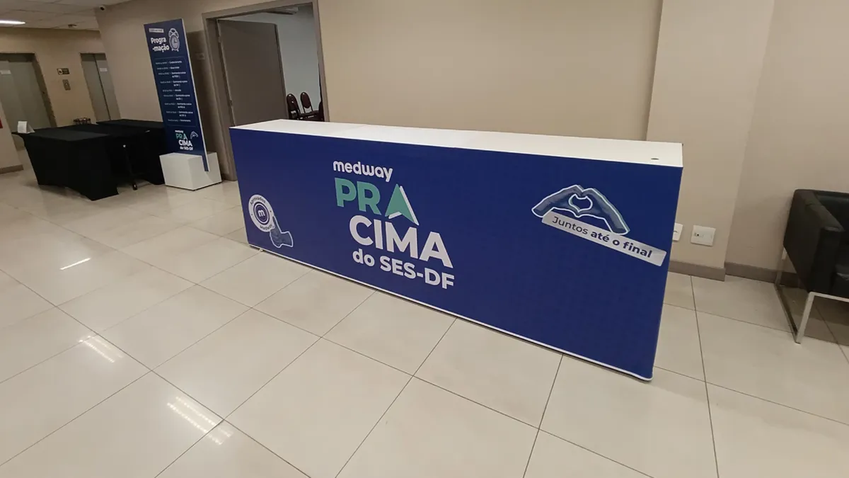 Balcão e totens adesivados · SES-DF
