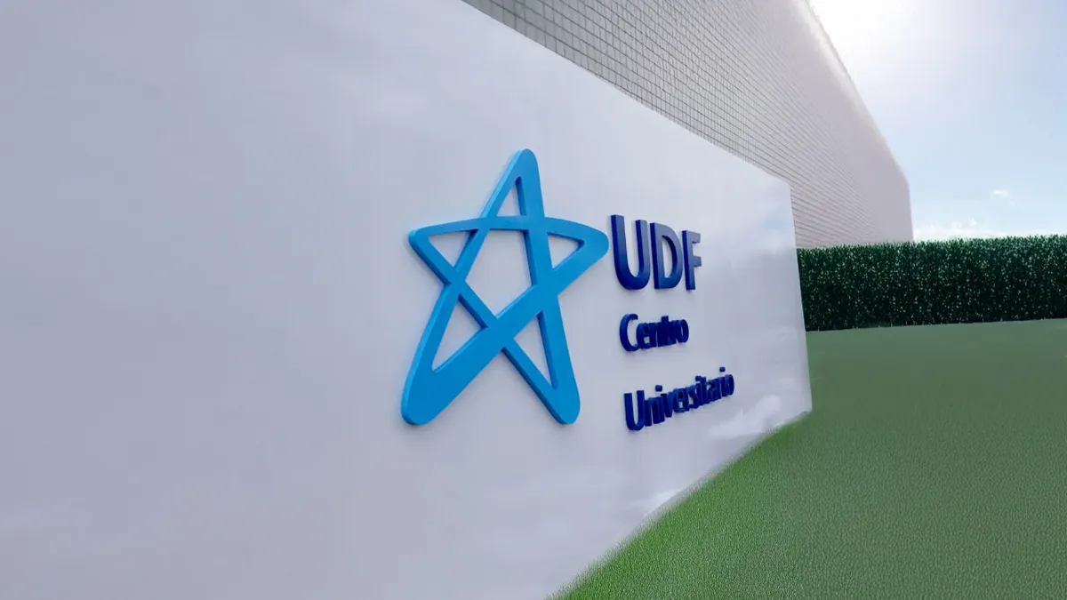 Letra caixa em placa de ACM · UDF