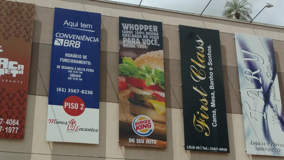 Painel de fachada de shopping em lona front light