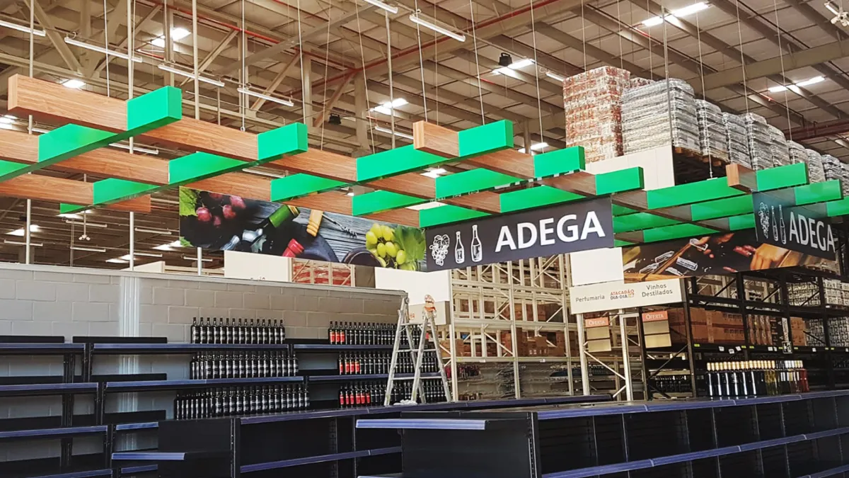 Placa aérea da adega · Atacadão Dia a Dia