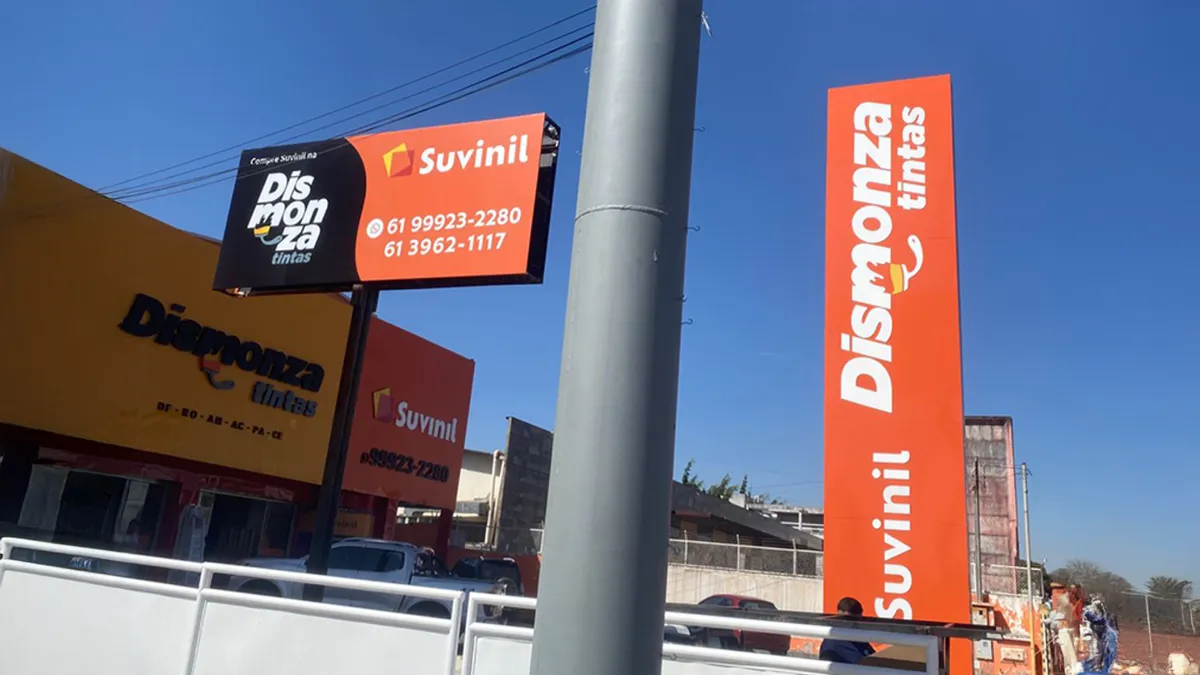 Painel front light e totem externo · Dismonza Tintas