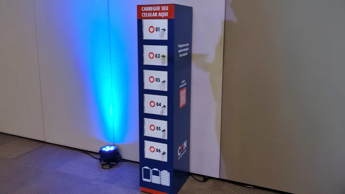 Totem carregador de celular com 6 compartimentos