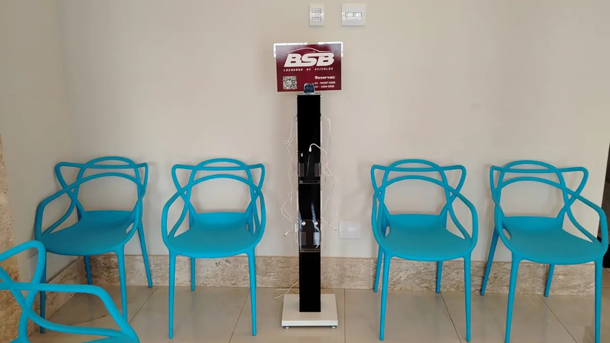 Totem carregador de celular em pedestal