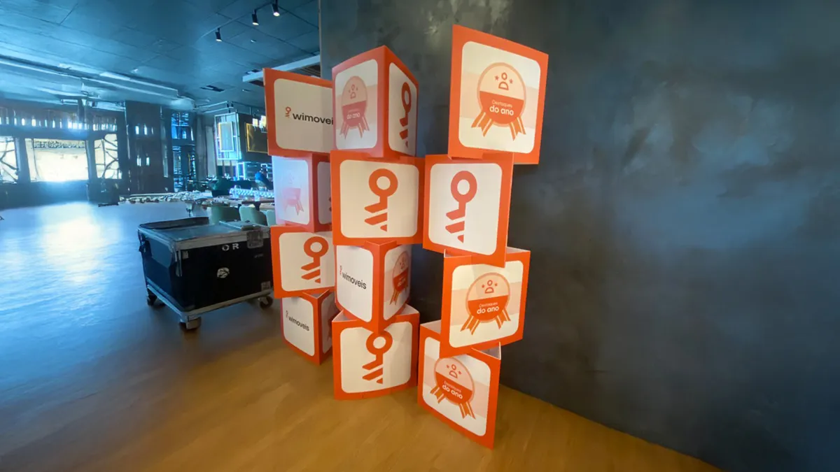 Totem de cubos em poliondas
