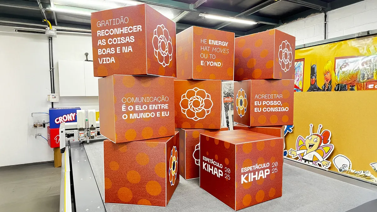 Totem de cubos cenográficos em poliondas